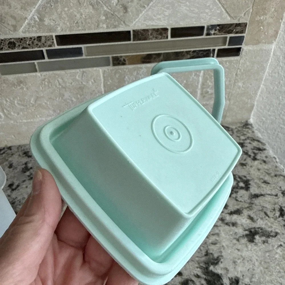 TUPPERWARE Pick A Deli Pickle Sm Keeper Container Mint Seal Lift Drain 4 1/2 Cup